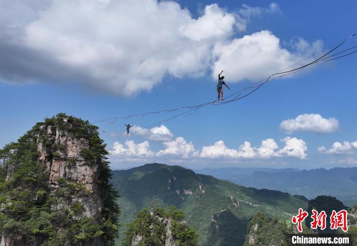 2024年张家界黄石寨高空扁带赛开赛 中外选手云端