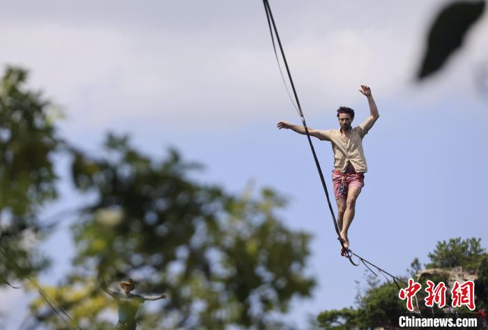 2024年张家界黄石寨高空扁带赛开赛 中外选手云端