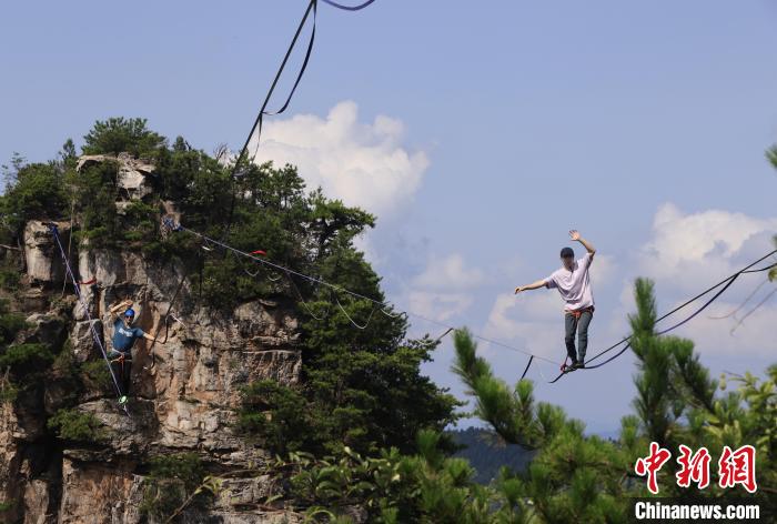 2024年张家界黄石寨高空扁带赛开赛 中外选手云端