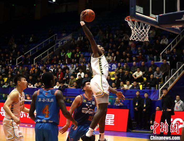 四川丰谷酒业队主场以107-118不敌浙江方兴渡队，