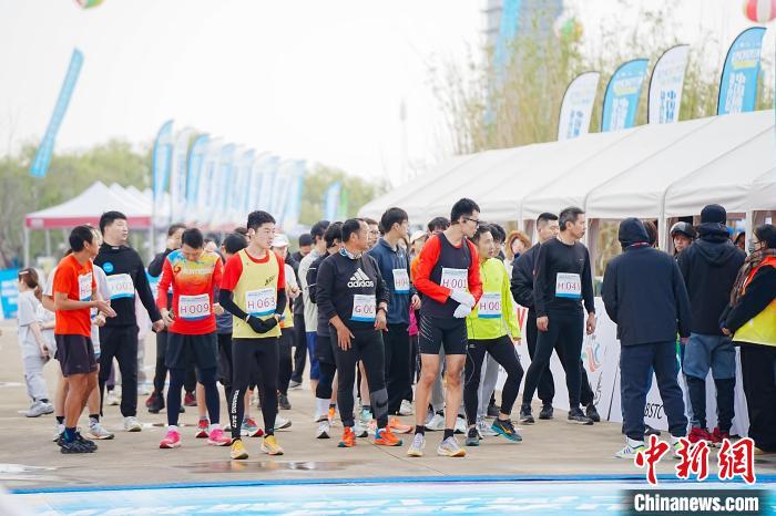 扬州首次举办国家级休闲运动挑战赛 搭建水陆两