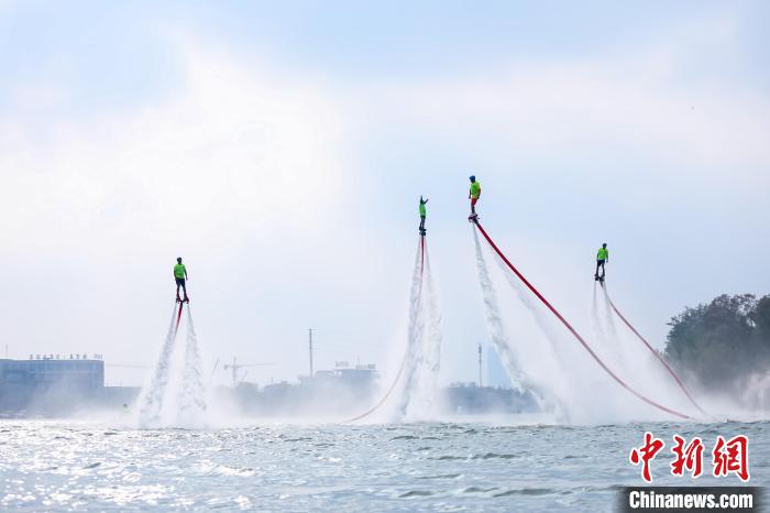 扬州首次举办国家级休闲运动挑战赛 搭建水陆两