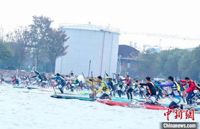 扬州首次举办国家级休闲运动挑战赛 搭建水陆两