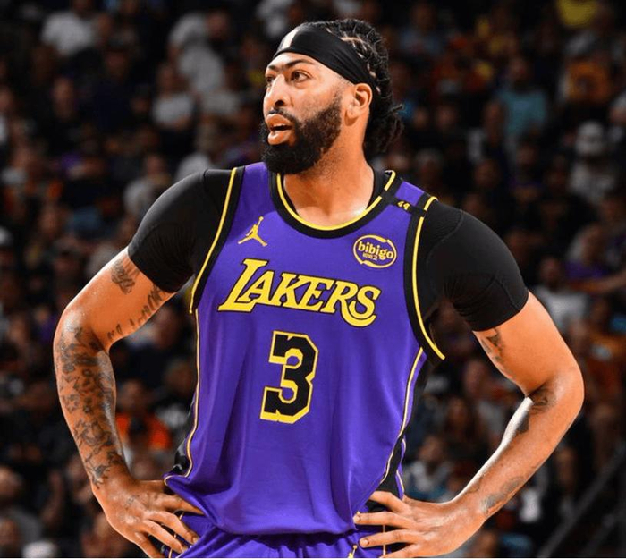 文班亚马三连冠领跑，浓眉哥冲击2000盖帽大关