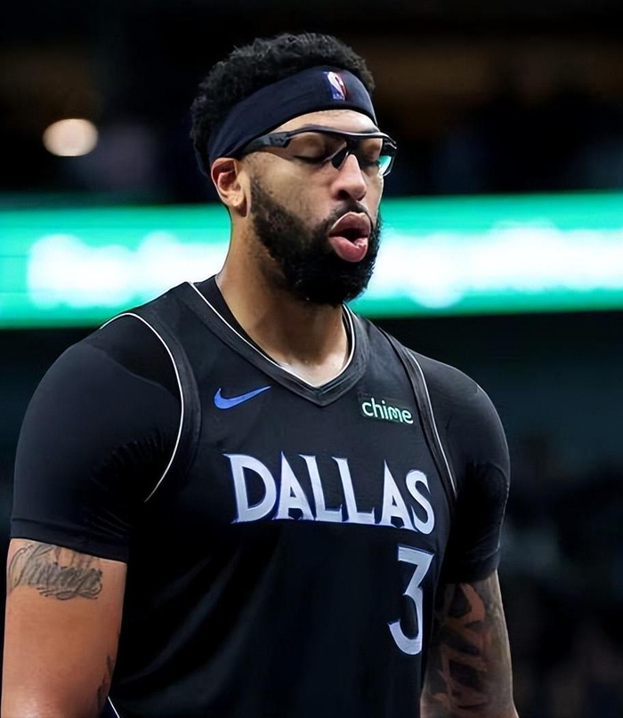 文班亚马三连冠领跑，浓眉哥冲击2000盖帽大关