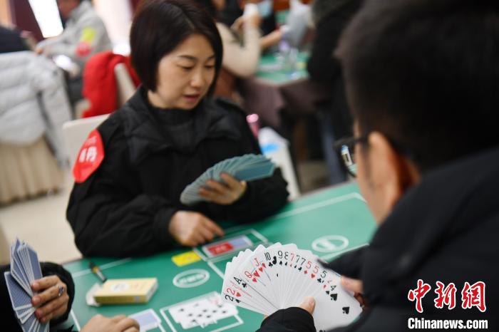 起源于六十年代的掼蛋如何成为年轻人社交场景