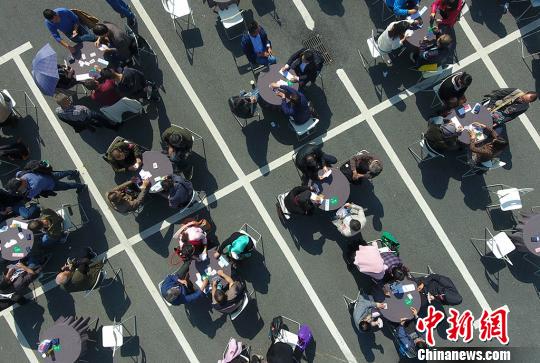 起源于六十年代的掼蛋如何成为年轻人社交场景